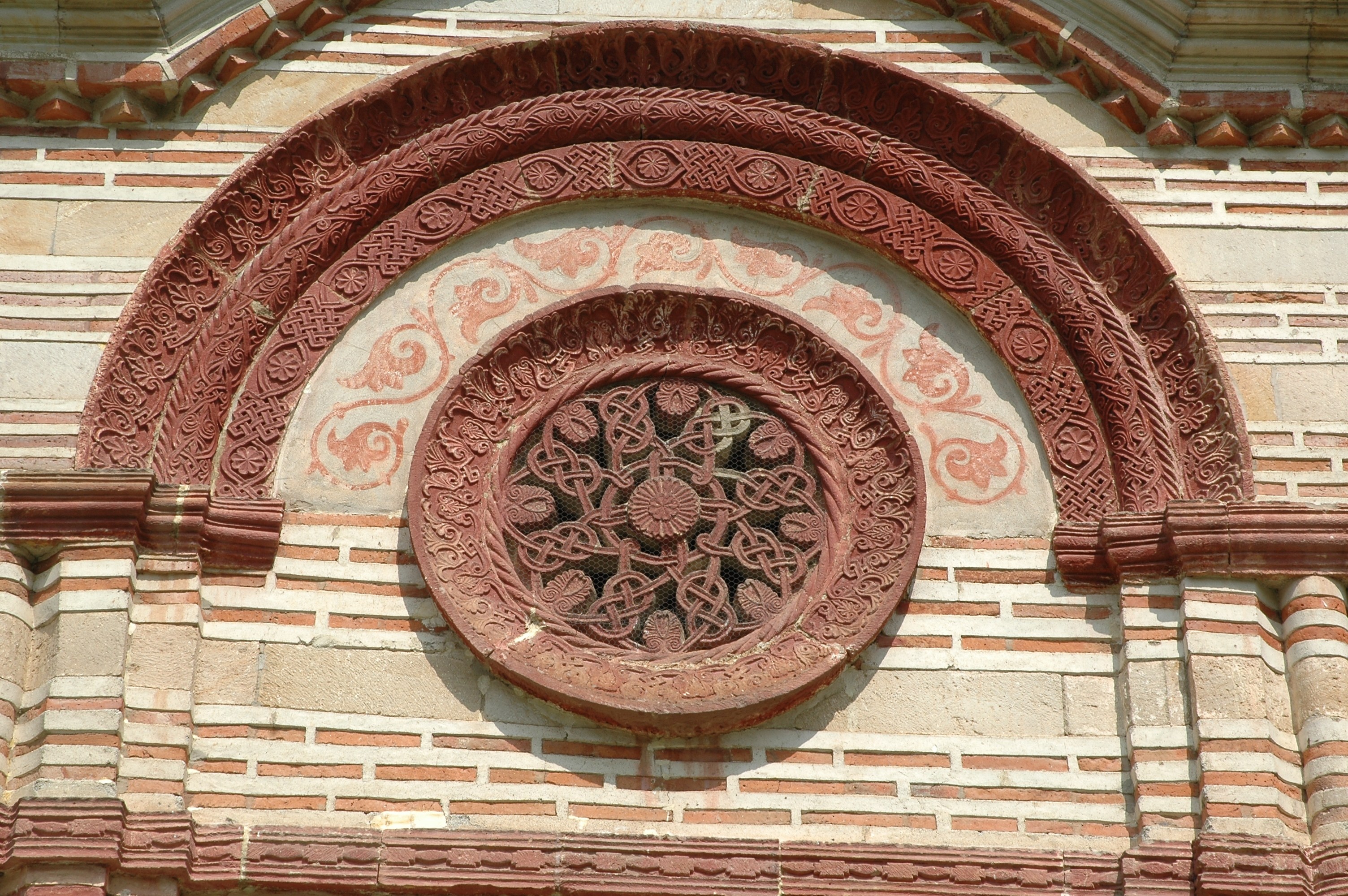 Kalenić monastery, Church of the Presentation of Virgin, rosette and curved decoration on the southern wall of nartex (source: I. Stevović)