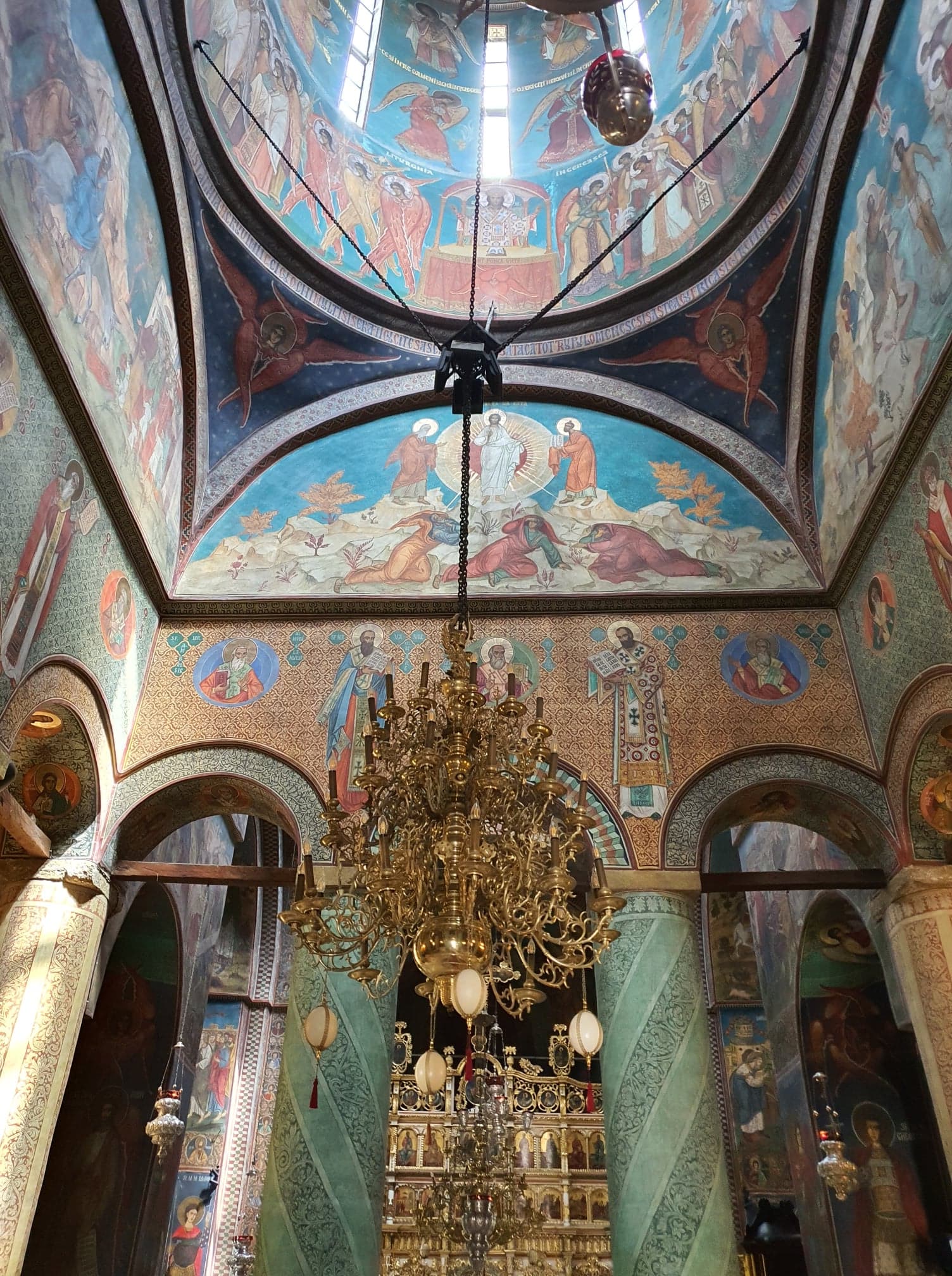 Partial view of the narthex’s dome with four arches and columns