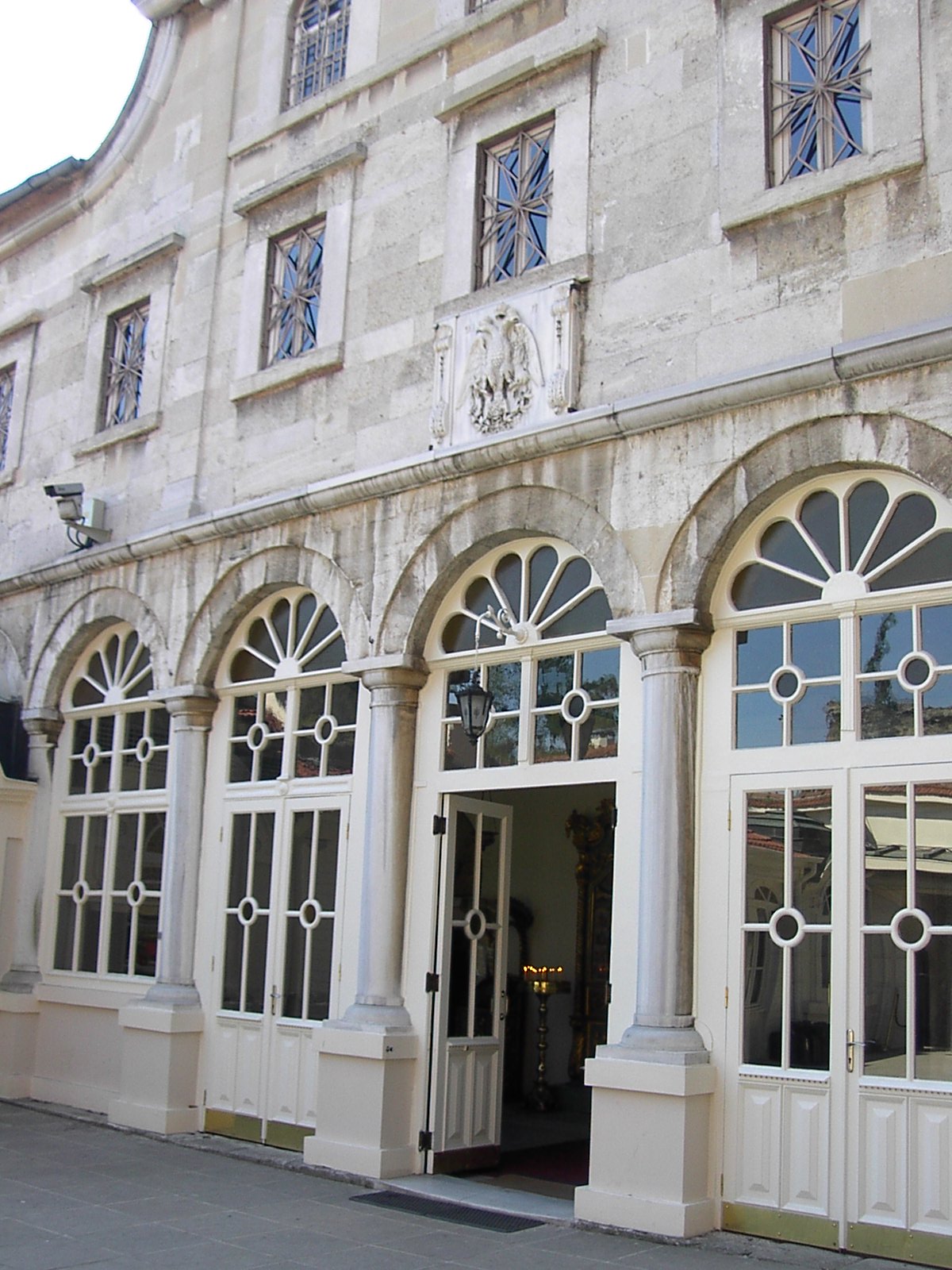 Main entrance of the St George Patriarchal Cathedral (source: Wikimedia Commons)