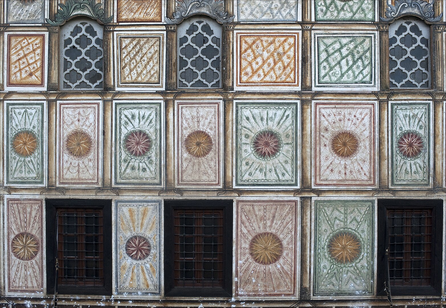 Tetovo/a Colored Mosque. Detail of the decorated exterior wall surface. (source: Wikimedia Commons)
