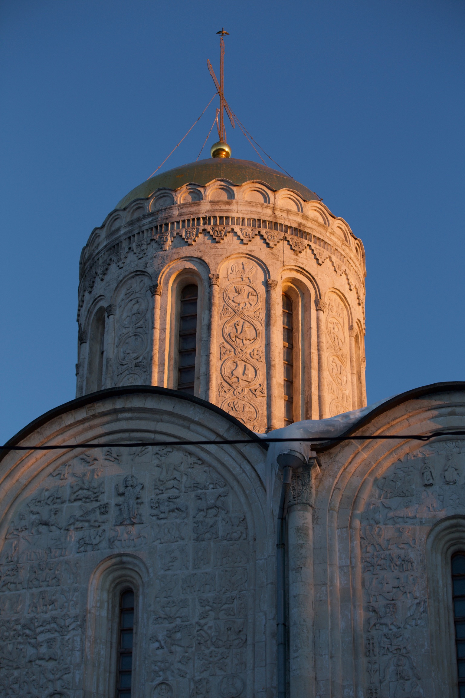 Dome and detail of stone reliefs on the zakomara, Cathedral of St. Demetrios, 1193-97, Vladimir (source: J. Willson)