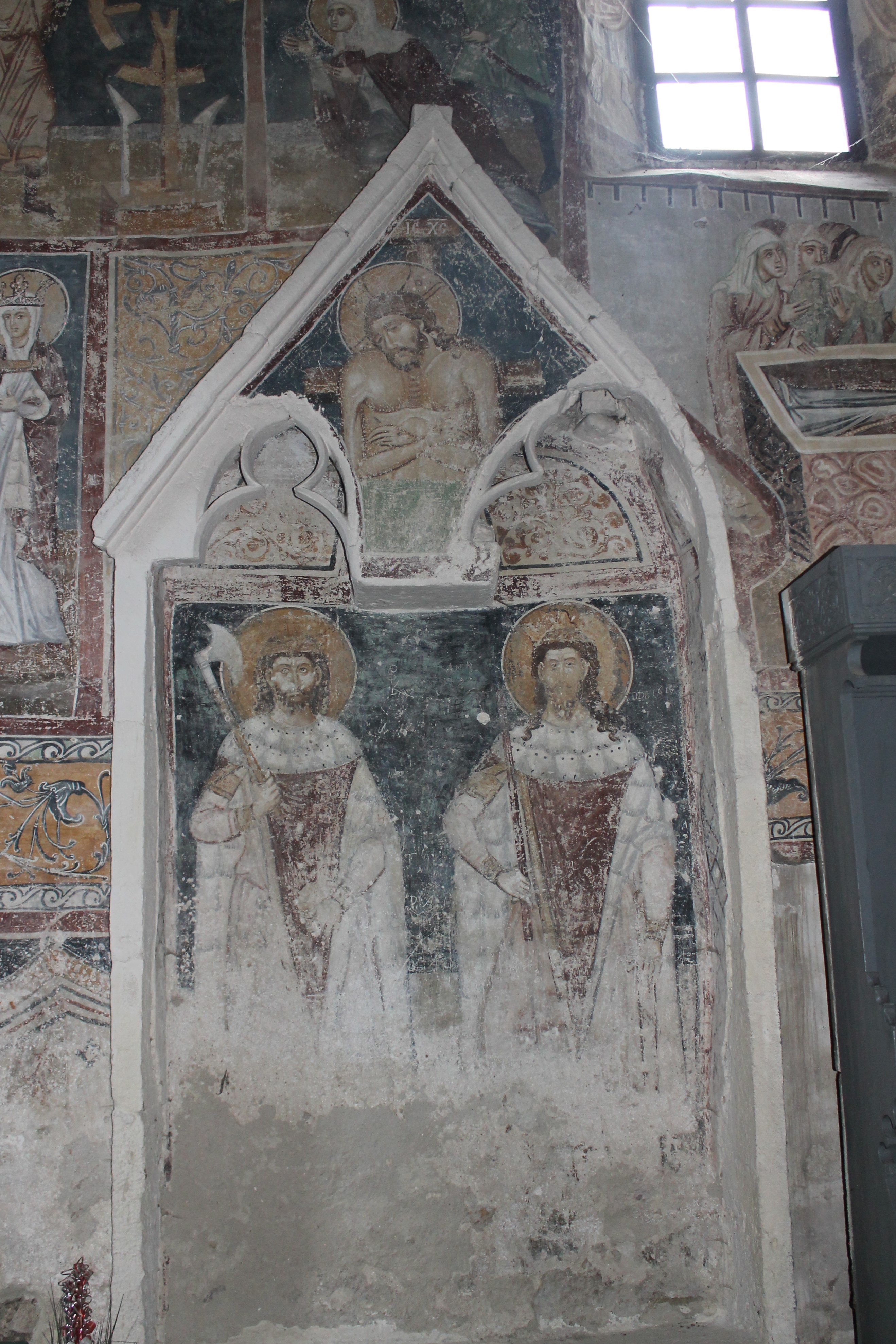 The Man of Sorrows and the Holy Kings of Hungary, sedilia, the fortified church at Dârlos Romania, 15th century (source: M. Anghel)