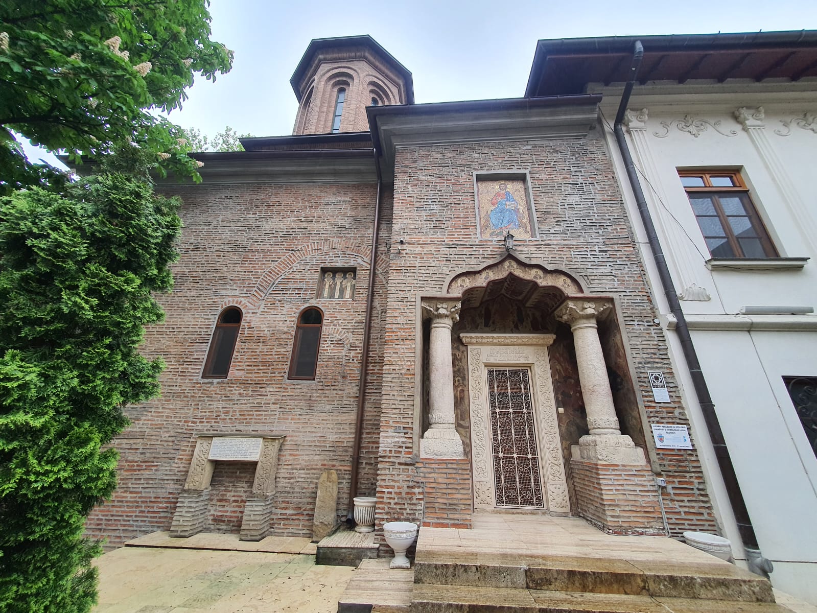 St Antim Monastery - The Parekklesion (The Entrance). (source: Octavian-Adrian Negoiță)