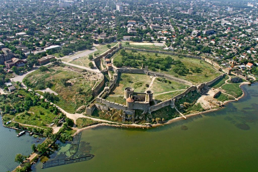 Bird's eye view of the Bilhorod-Dnistrovskyi (Akkerman) fortress. (source: https://vidviday.ua/blog/ru/belgorod-dnestrovskaya-krepost-fortyfykatsyonnaya-zhemchuzhyna-yuga-ukrayny/#images-3)