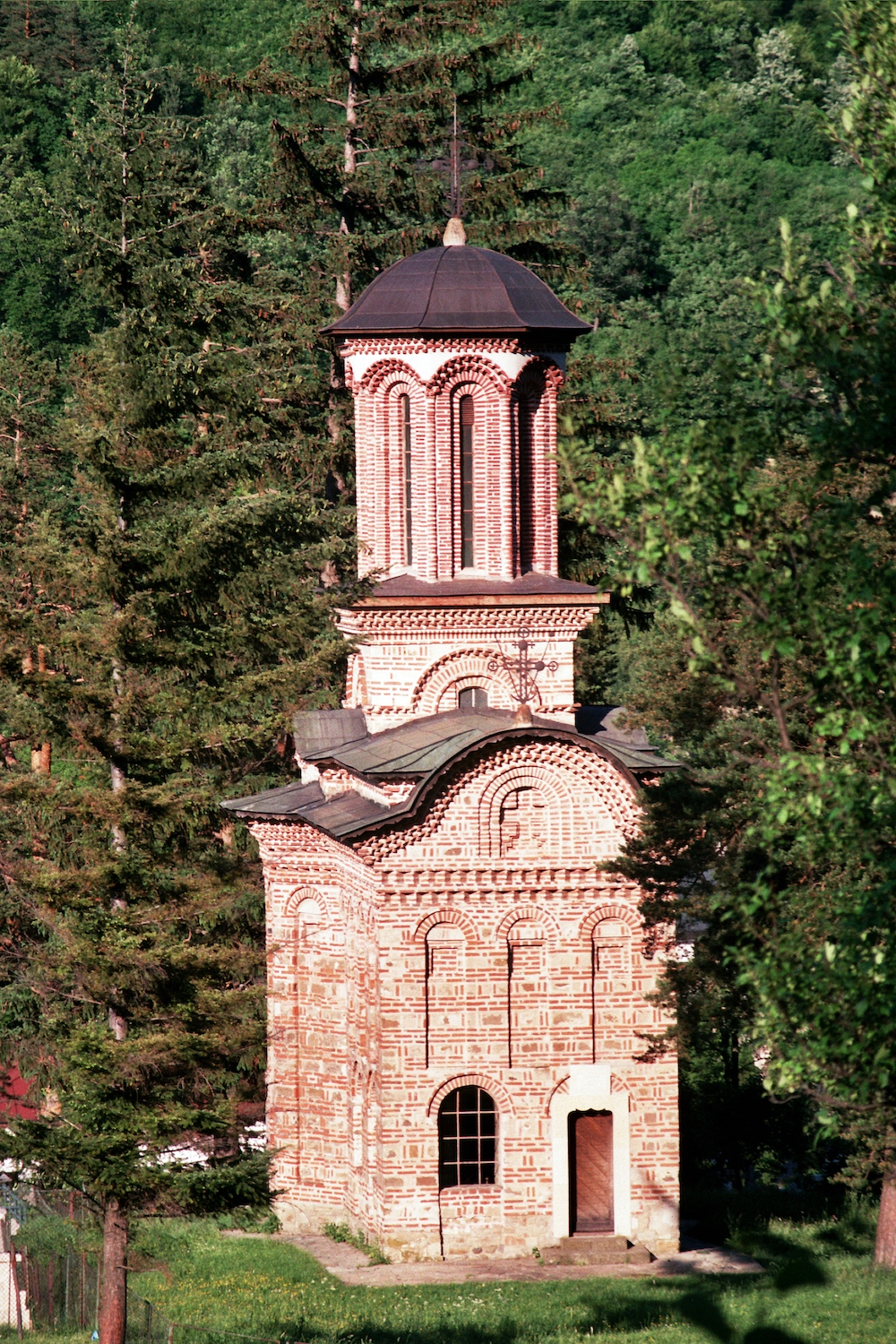 The Chapel of the Holy Apostles, known as Bolniţa (“hospital”, “hospice”), exterior (source: Wikimedia)