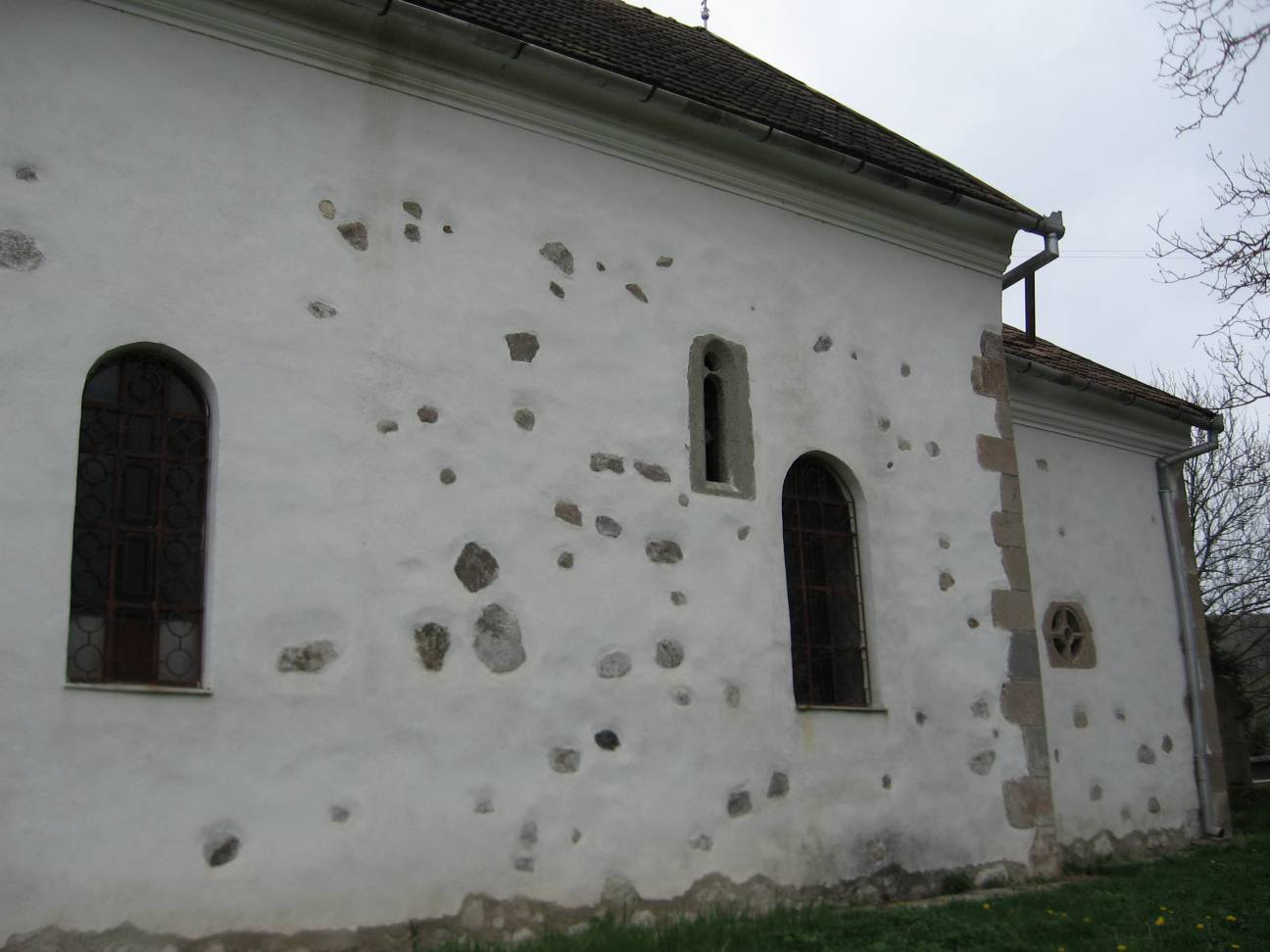 Medieval and modern window frames on the church’s southern façade, second half of the 14 th century, profiled stone and masonry of raw and profiled stone, Church of St. Nicholas in Ribița, Hunedoara County, Romania (source: D. Gh. Năstăsoiu)