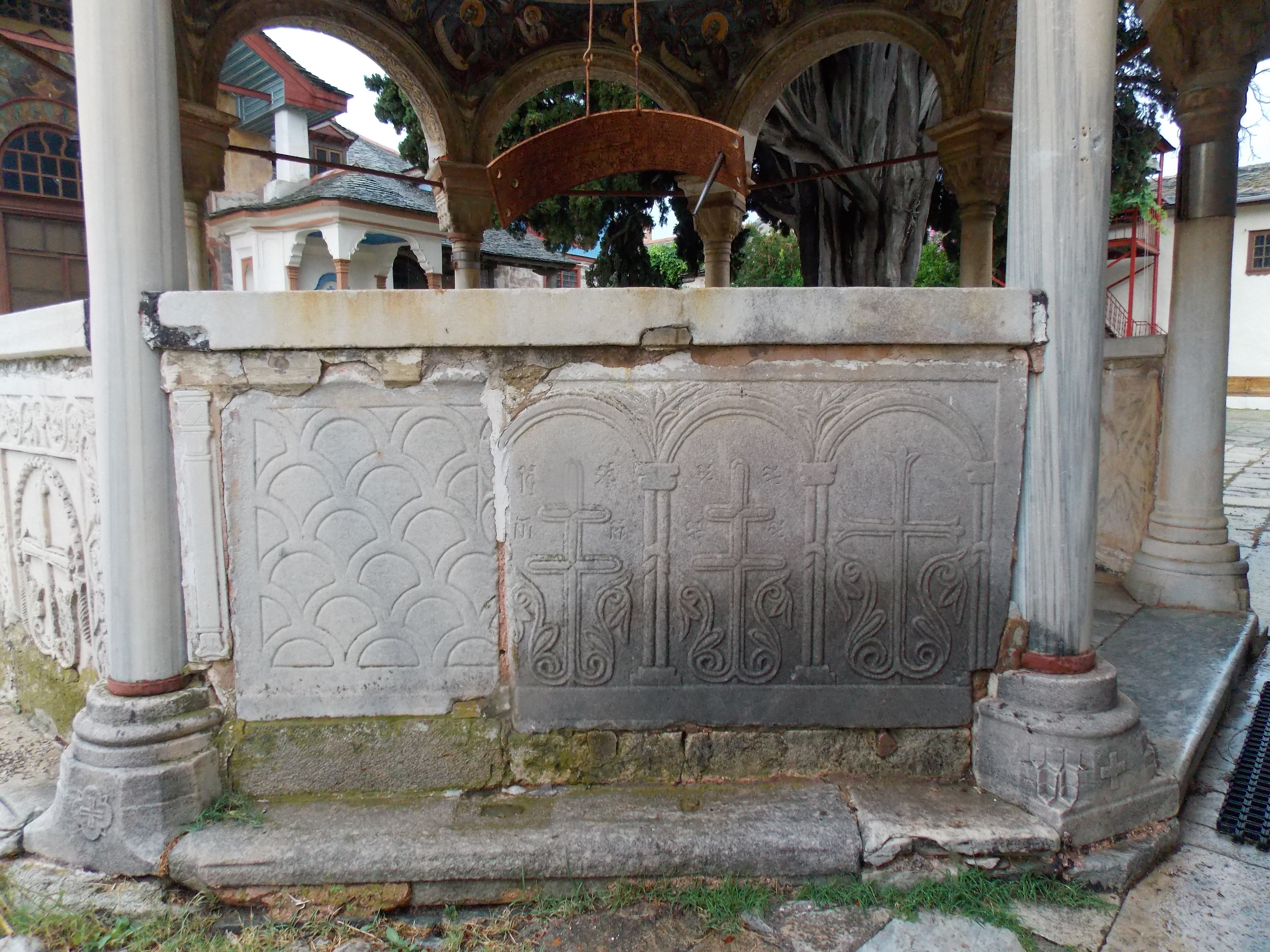 Marble slab and pseudosarcophagus in the phiale, Mount Athos (source: P. Androudis)