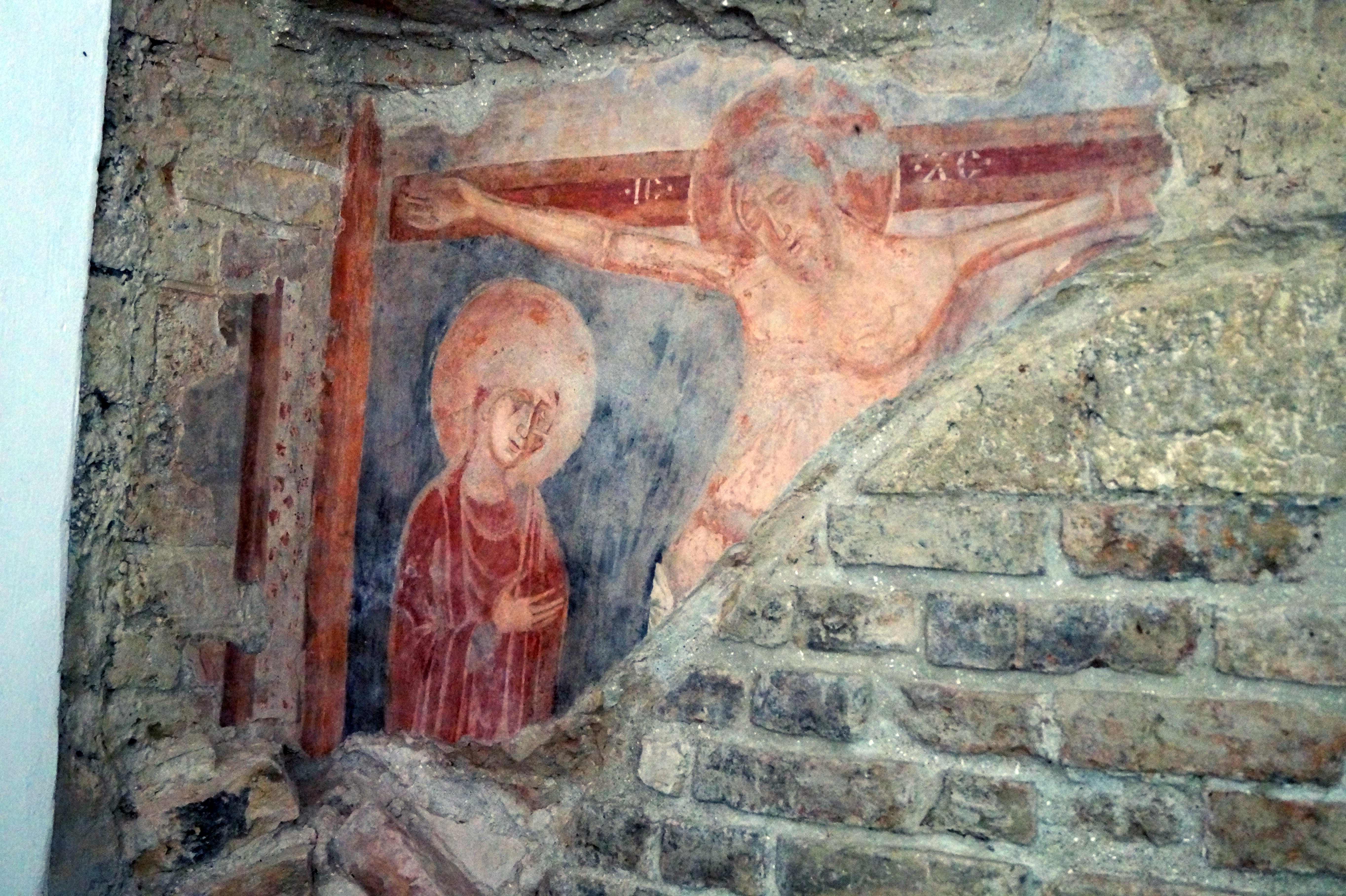 Fresco of the Crucifixion of Christ, end of the 12th century, west side of the southern buttress and trace of a former Gothic arch, most probably the beginning of the 14th century (source: N. Piperski)