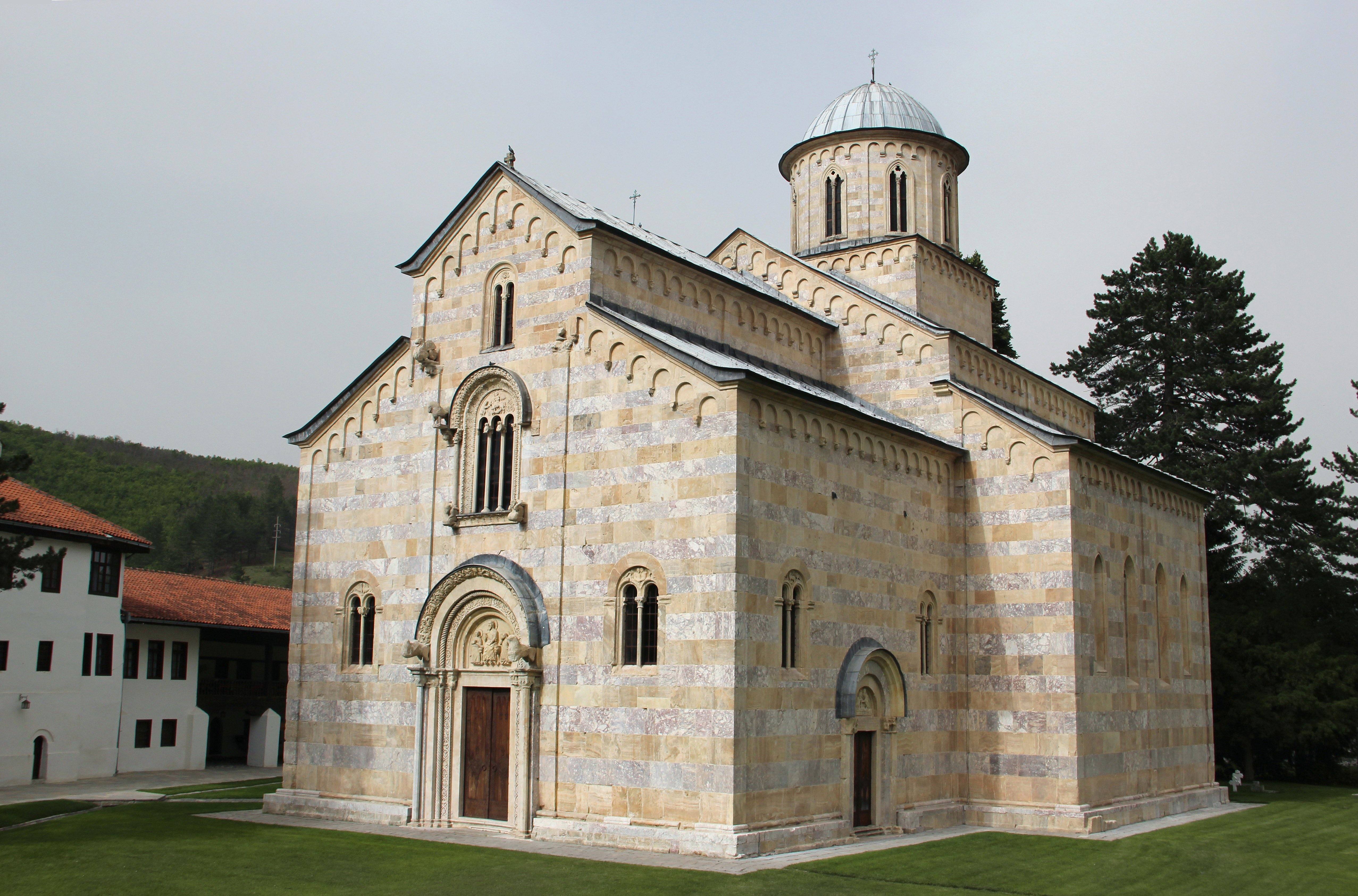 Church of Christ Pantkorator, Dečani Monastery, 1327–35, exterior, southwest view (source: Platoneum Publishing)