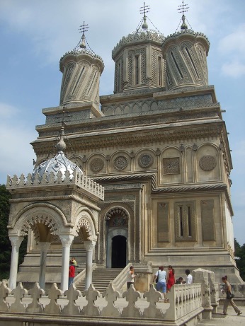 The church of Curtea de Argeș, details of the entrance (source: trilulilu.ro)