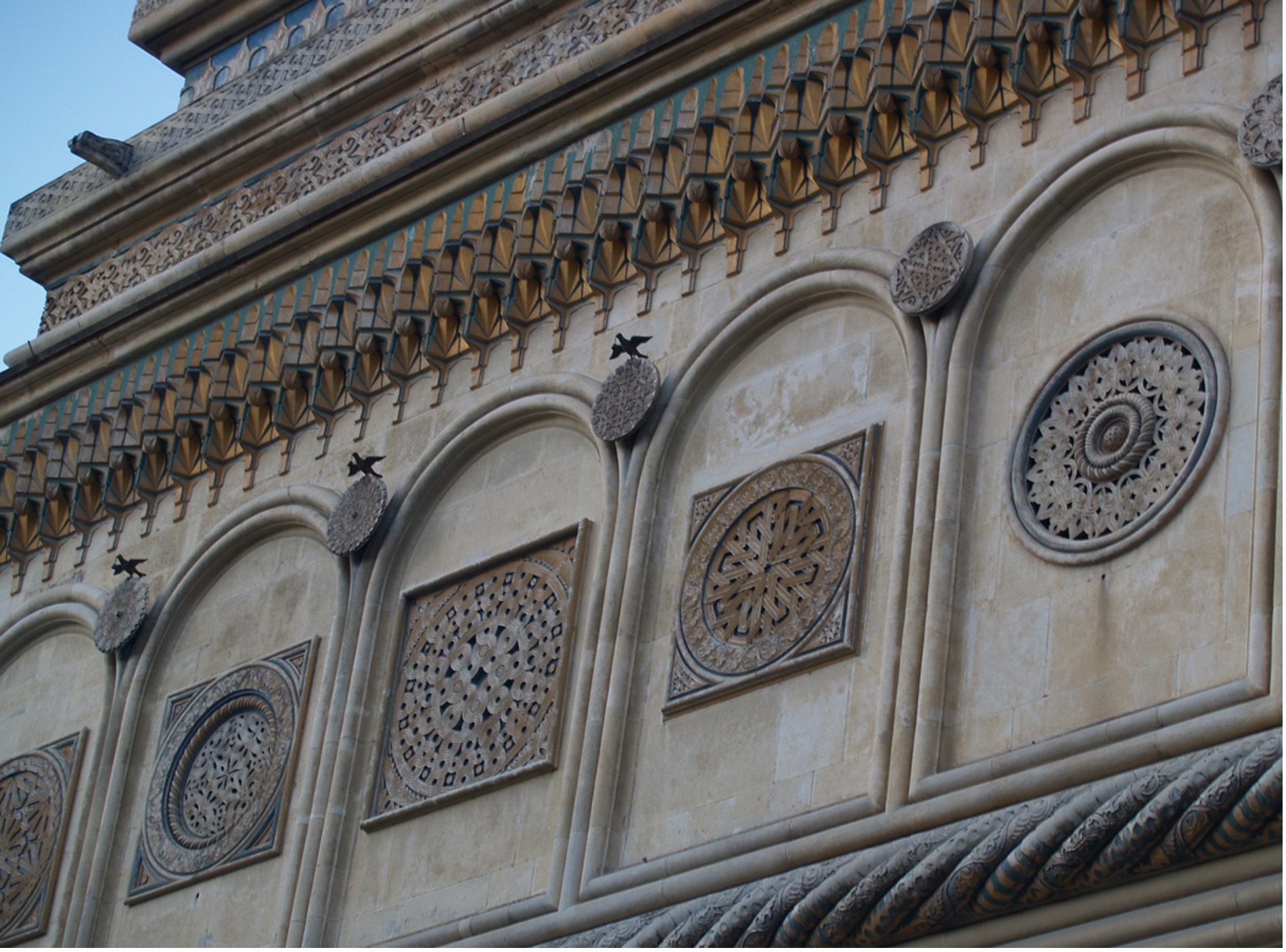 Curtea de Argeș Church, details of the façade with the bronze birds (source: Sanziana Gheorghe / www.vladimir-rosulescu.blogspot.com)