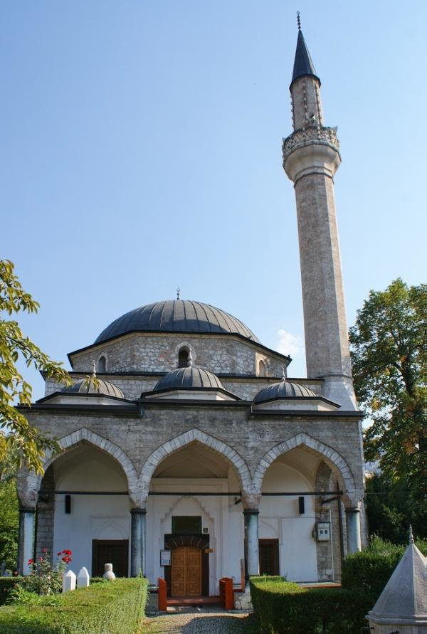 View of the architectural structure and entrance portal of the Ali Pasha Mosque in Sarajevo, Bosnia-Herzegovina. (source: Ana Marija Grbanovic)