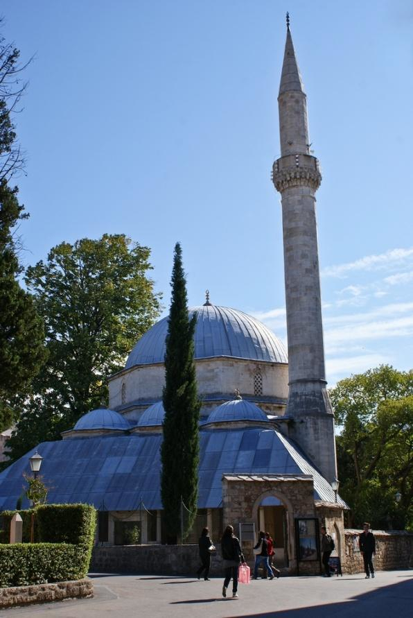 Structure, entrance portal and minaret of the Karađozbey Mosque in Mostar, Bosnia-Herzegovina. (source: Ana Marija Grbanovic)