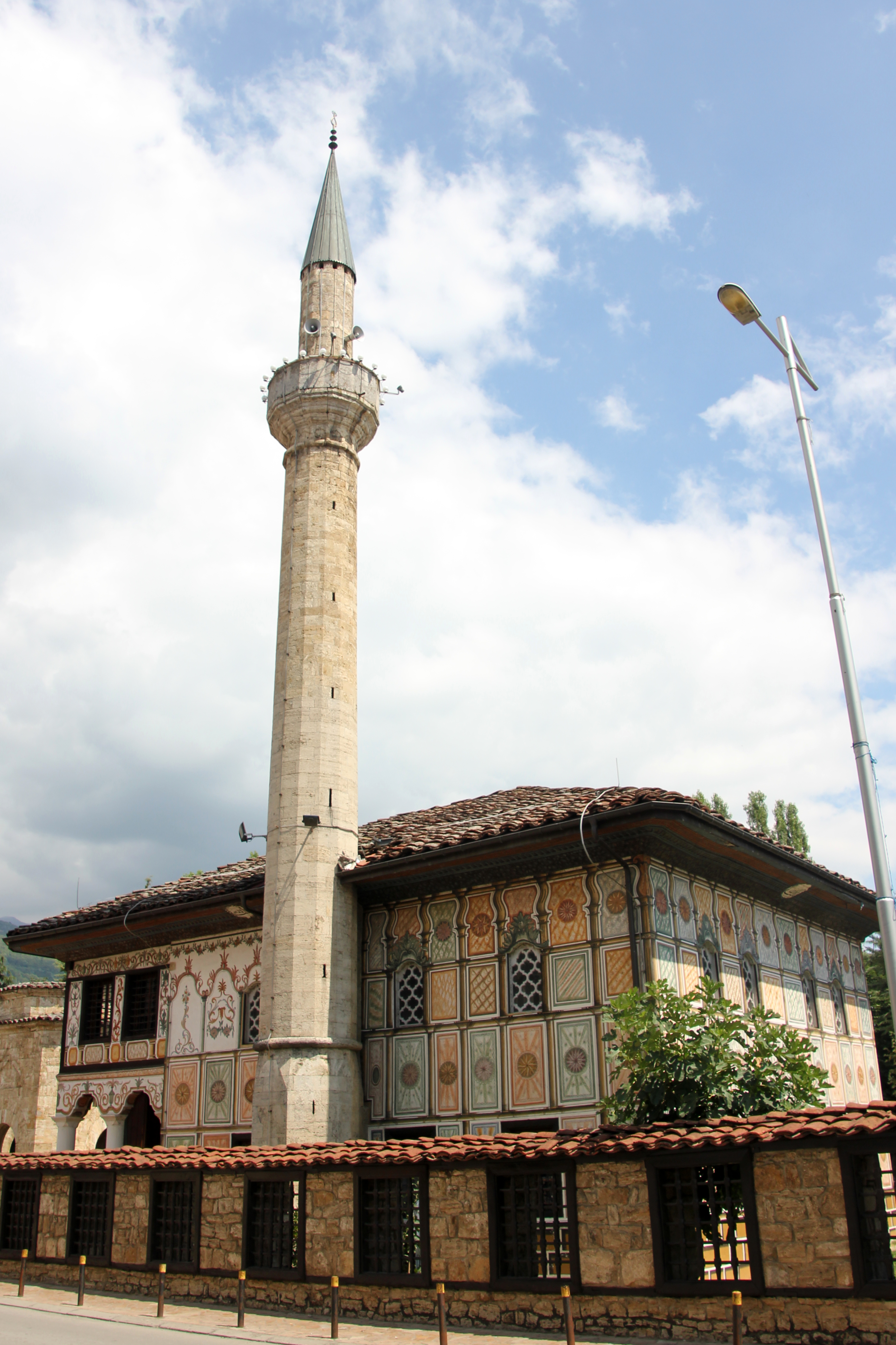 Tetovo/a Colored Mosque. View of the western side of the mosque with earlier minaret and construction break between the prayer hall and the portal of the mosque. (source: Ana Marija Grbanovic)